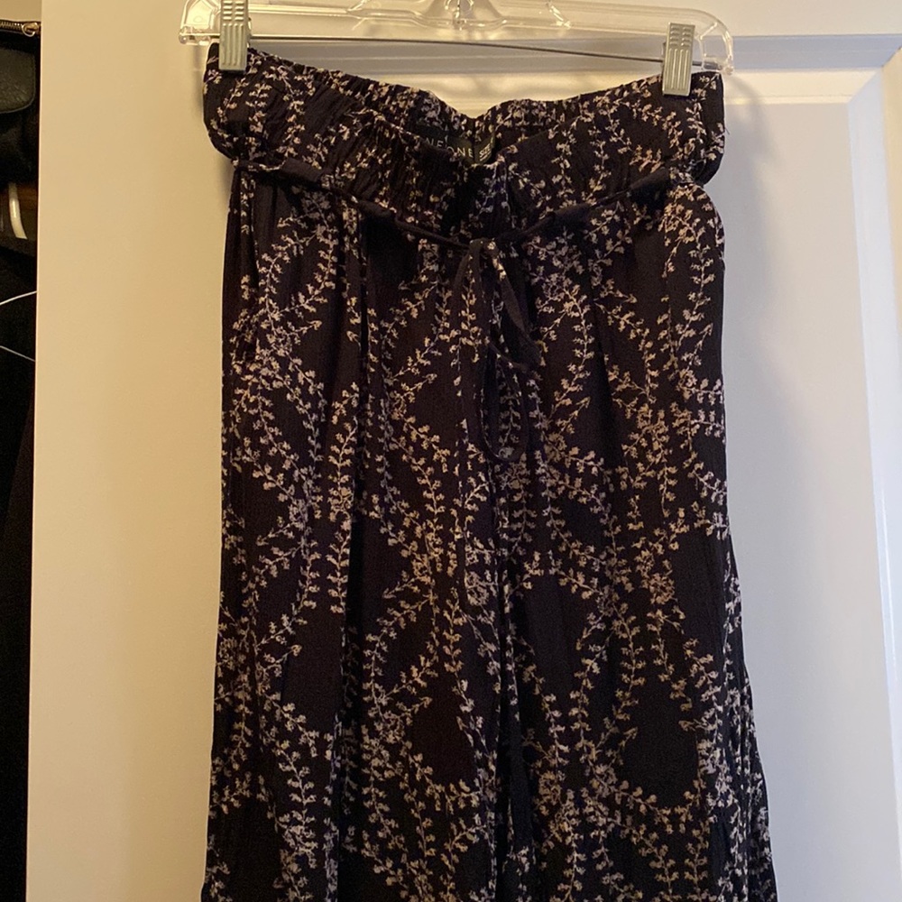 High waist adjustable black soft pants with tan flower detail. Barely worn!